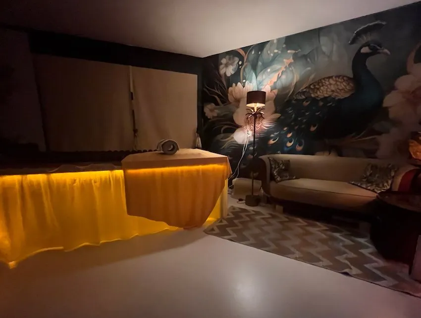 Sfeervol verlichte behandelkamer met zithoek