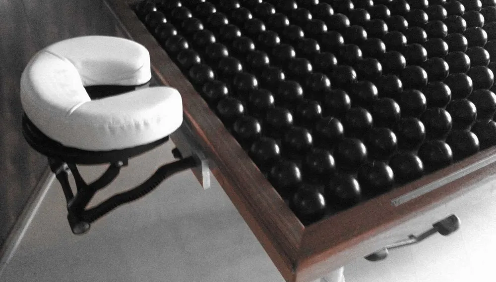 Unieke massagetafel met geïntegreerde ontspanningsbollen